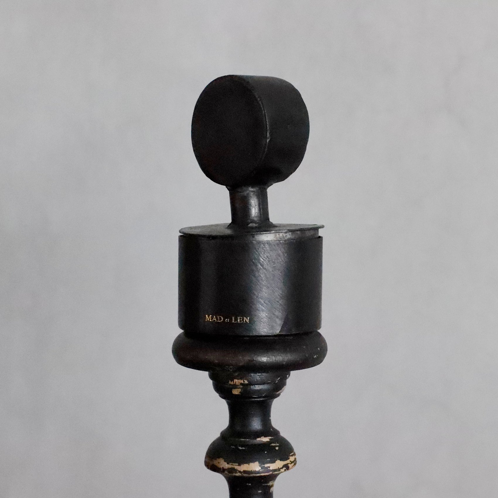 MAD ET LEN | POT POURRI CIRCLE TOTEM FINE STONE / Outre Noir MINI “TERRE NOIRE”