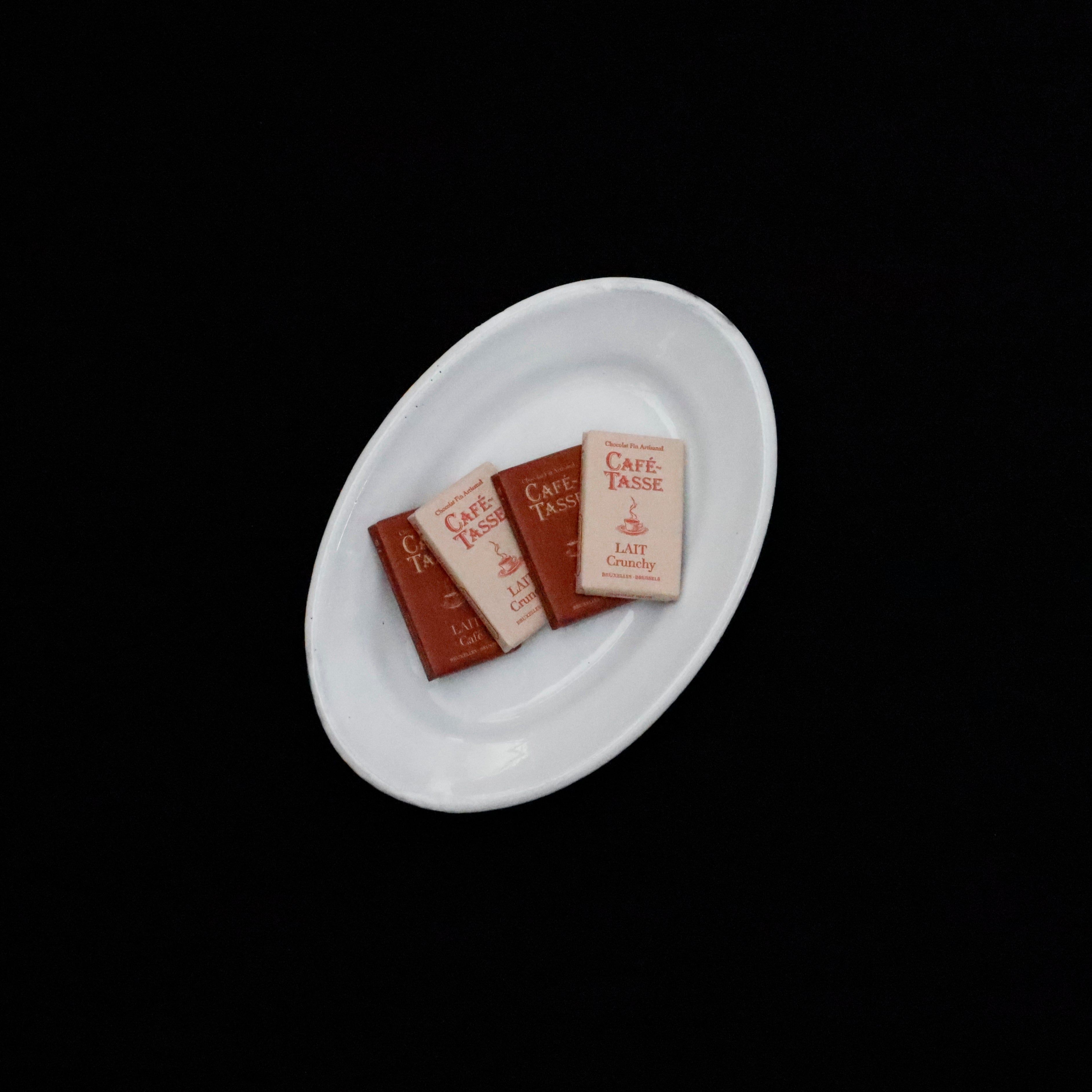 Sobre” Small Oval Plate – VISIONS
