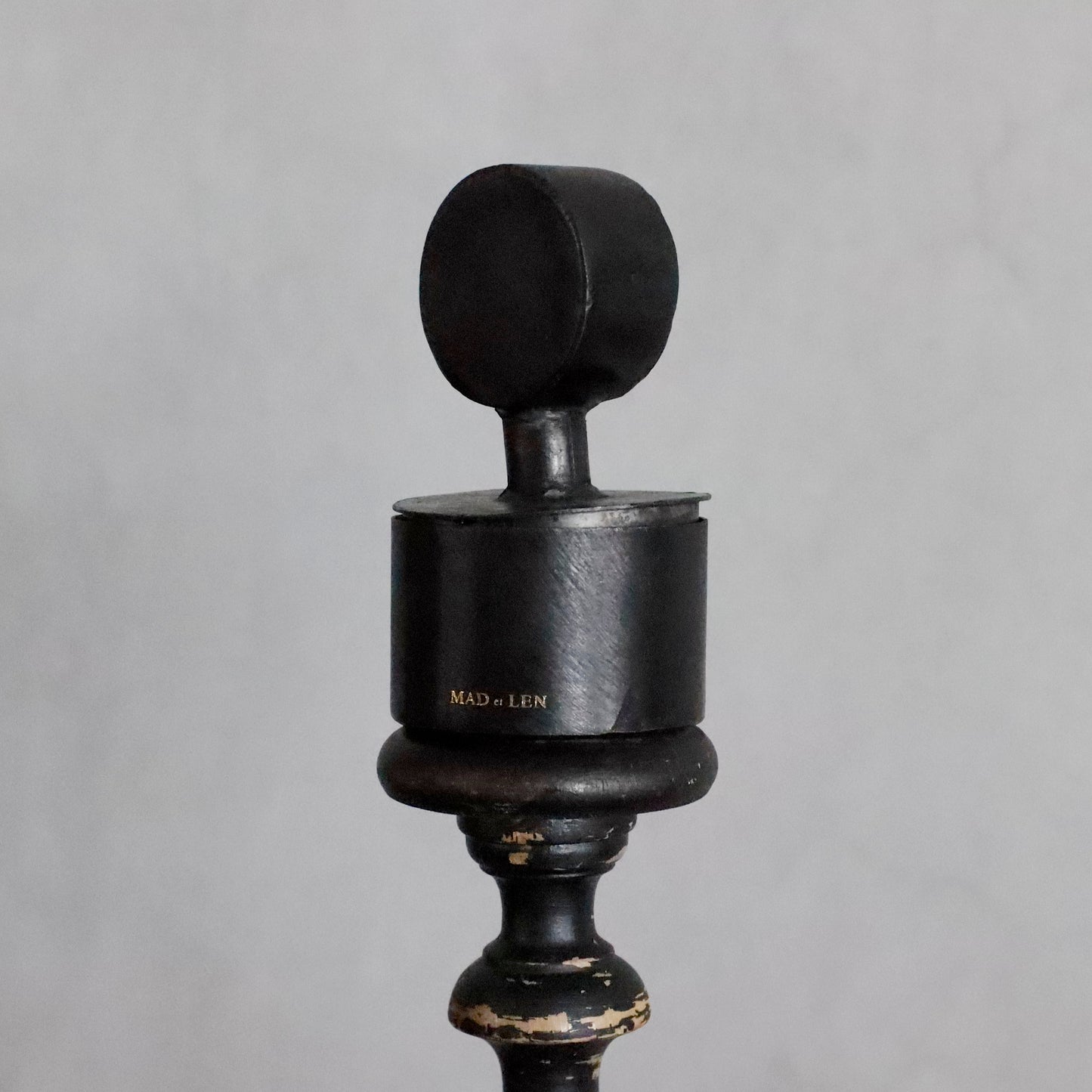 MAD ET LEN | POT POURRI CIRCLE TOTEM FINE STONE / Outre Noir MINI “TERRE NOIRE”