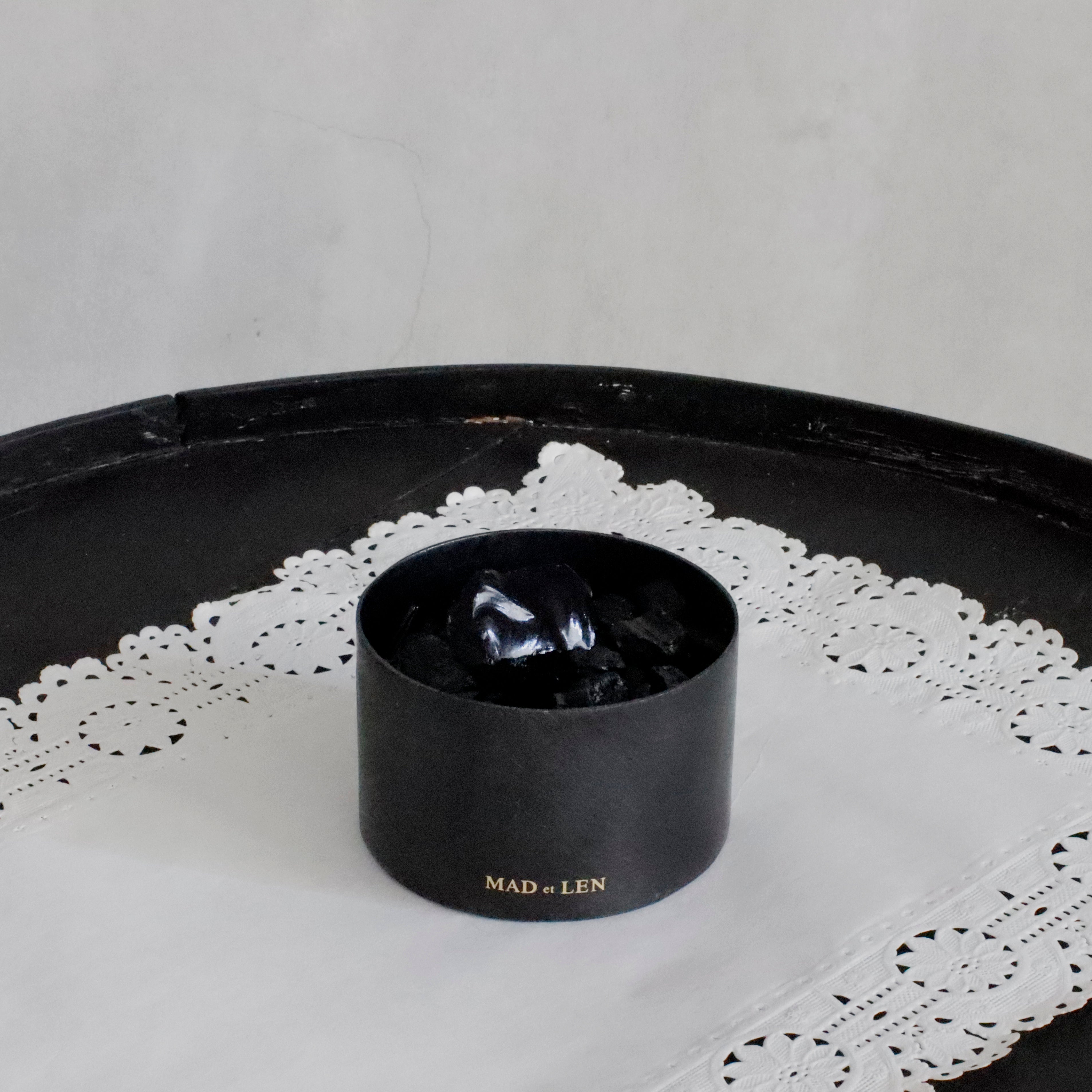 POT POURRI CIRCLE TOTEM FINE STONE / Outre Noir MINI “TERRE NOIRE