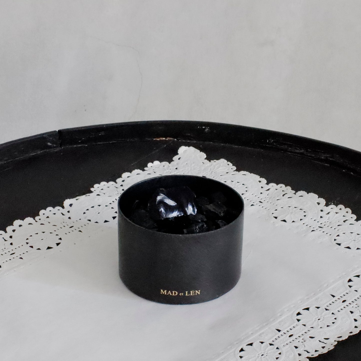 MAD ET LEN | POT POURRI CIRCLE TOTEM FINE STONE / Outre Noir MINI “TERRE NOIRE”