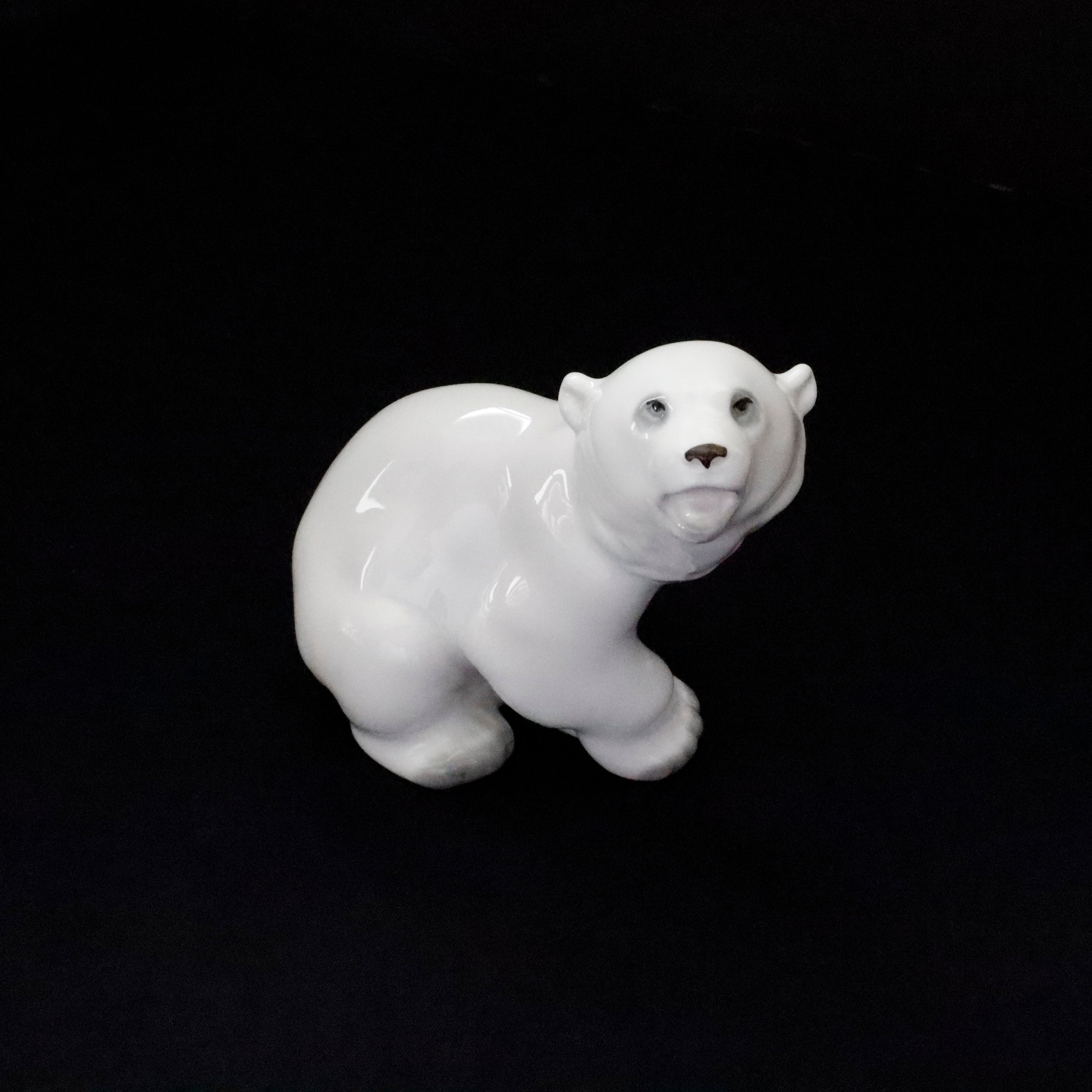 Lomonosov Russiaのシロクマの置物 フィンランドで見つけたロシア製Lomonosov シロクマの陶器